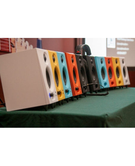 Auraphon Audio PS3 Powered Bookshelf Speaker